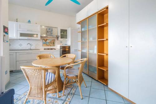 アマルフィにあるLa Terrazza Amalfiのキッチン(木製テーブル、椅子付)