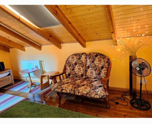 sala de estar con silla y ventilador en Apartahotel portal de leon en Caboalles de Abajo