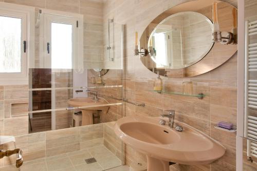La salle de bains est pourvue d'un lavabo et d'un miroir. dans l'établissement Echappee Bretonne entre ocean et nature, à Plomeur