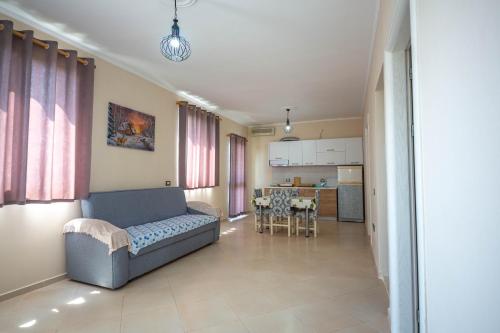 Il comprend un salon avec un canapé et une cuisine. dans l'établissement Villa Gozhina, à Durrës