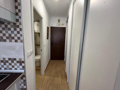 a hallway with a hallway leading to a bathroom at VIS3 - Estudio con Wifi, Centro a 200 metros, Playa a 850 metros in Torremolinos