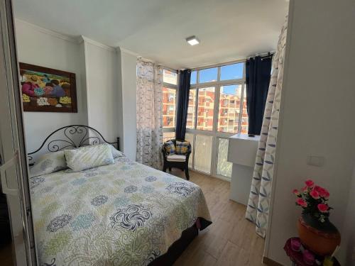 um quarto com uma cama e uma grande janela em VIS3 - Estudio con Wifi, Centro a 200 metros, Playa a 850 metros em Torremolinos