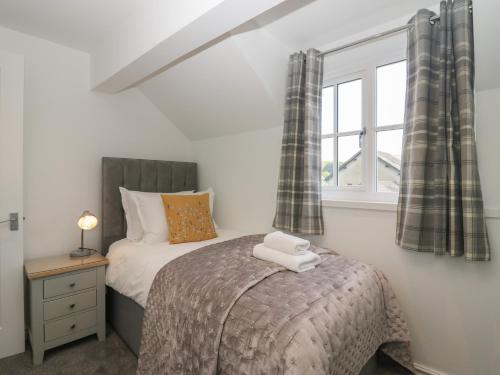 - une chambre avec un lit et une fenêtre dans l'établissement Betty's Loft, à Ambleside