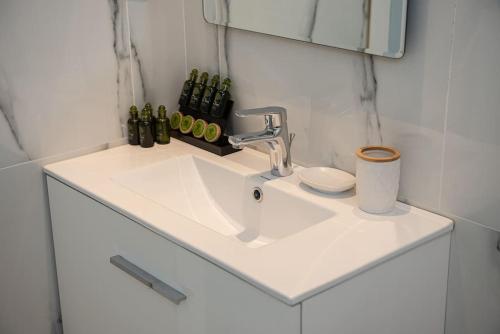 Bright 2BR apartment in Palaio Faliro-(FAL_A1)