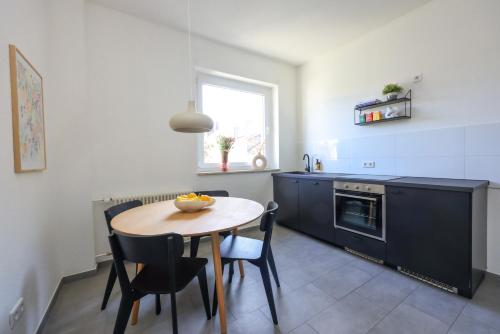 uma cozinha com mesa e cadeiras e uma janela em 75qm Luxusapartment in perfekter Lage em Bochum