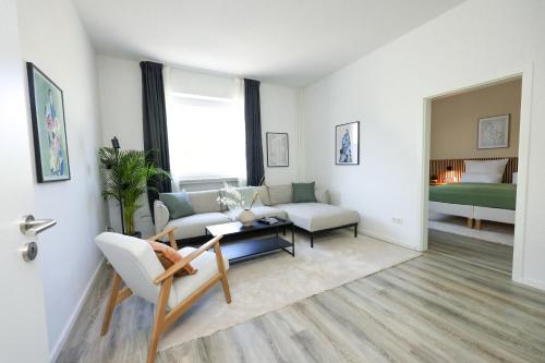 un soggiorno con divano e tavolo di 75qm Luxusapartment in perfekter Lage a Bochum