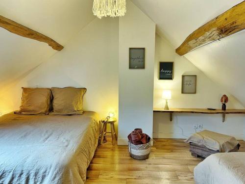 ein Schlafzimmer mit einem Bett und einem Schreibtisch im Dachgeschoss in der Unterkunft La grange du Ruet in Saint-Hilaire-Saint-Mesmin