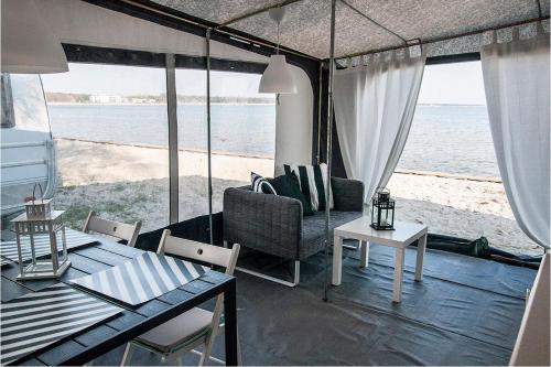 - un salon avec vue sur la plage dans l'établissement Przyczepa w pierwszej linii brzegowej - Kemping Molo Surf, à Jastarnia