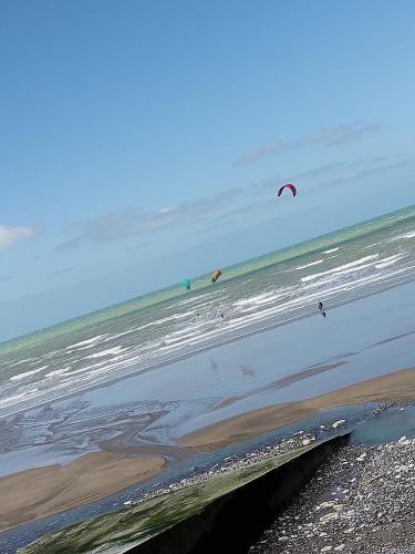 a group of people flying kites on the beach at MOBIL HOME CAMPING LES GOELANDS *** in Saint-Martin-Plage