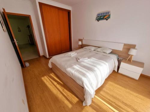En eller flere senger på et rom på Pôr do Sol