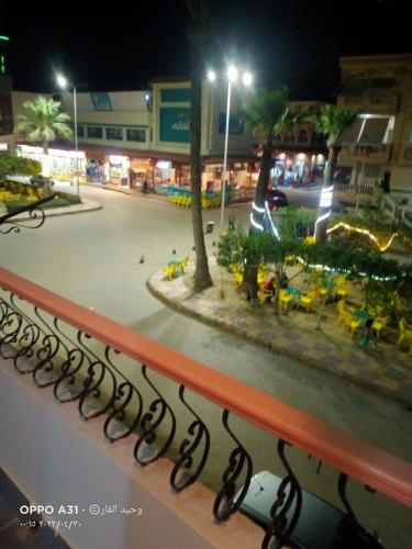 拉席艾巴的住宿－الوحيد برأس البر，晚上停车场的景色