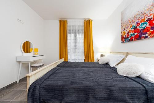 um quarto com uma cama e um quadro na parede em Tramonto em Zadar