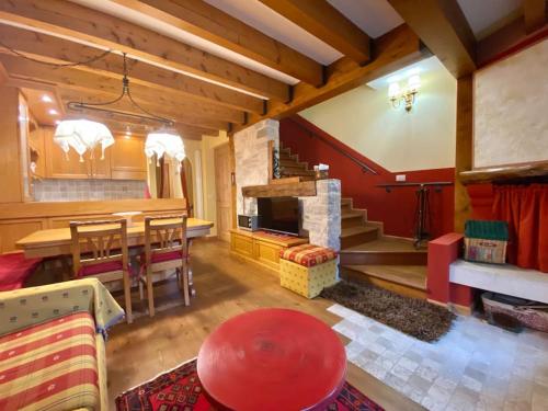 ein Wohnzimmer mit einem Tisch und einem Esszimmer in der Unterkunft Vacanza da sogno nell’Altopiano. in Gallio