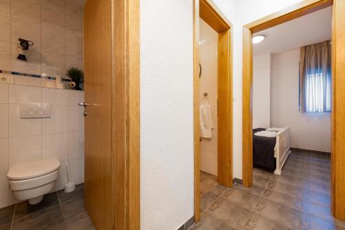 uma casa de banho com um WC e um lavatório em Tramonto em Zadar