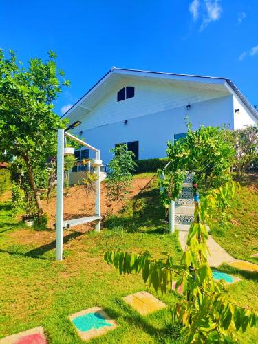 Κήπος έξω από το Baan Mai Hom Resort Suan Phueng