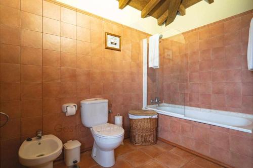 薩拉斯的住宿－Capilarona El Pozo，一间带卫生间和浴缸的浴室