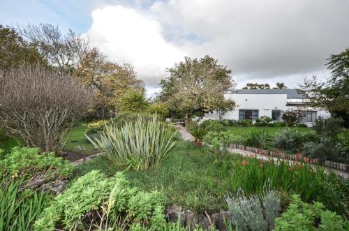 a garden in front of a white building at Contreberg Manor House in Darling