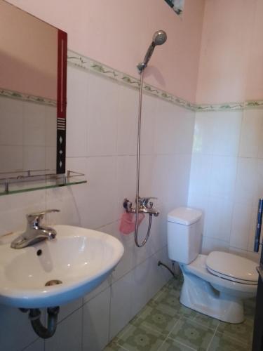 een badkamer met een wastafel en een toilet bij Nhà nghỉ Hằng Nga in Dong Hoi