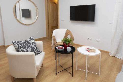 sala de estar con silla, mesa y TV en Casa Abedul by BeValle en Panticosa