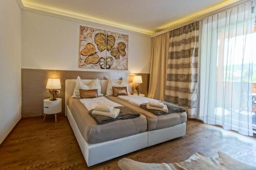 A bed or beds in a room at AusZeit Steiraland 7 mit überdachten Balkon und Parkplatz