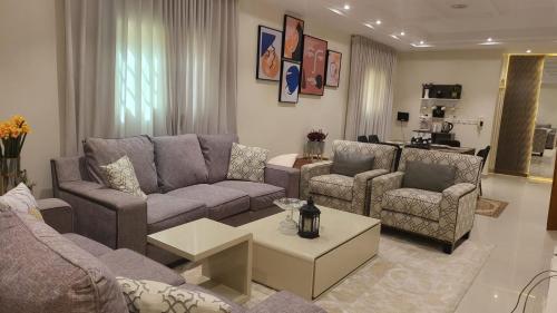 a living room with couches and a coffee table at شقة كبيرة عائلية VIP حي الوادي in Riyadh