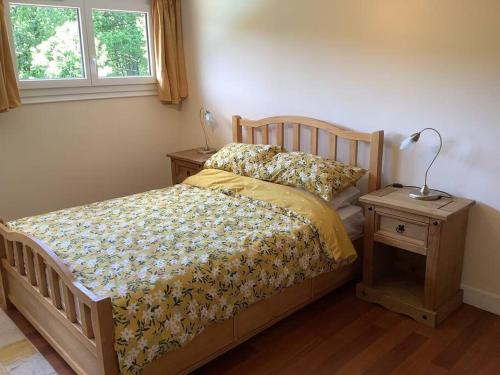 une chambre avec un lit et une lampe sur une table dans l'établissement Lake view, à Saint-Sulpice-Laurière