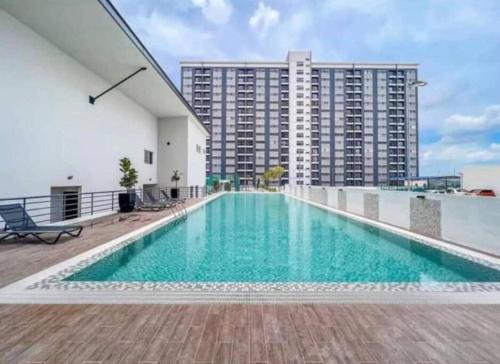 a swimming pool on the roof of a building at Kita Impian Residence @ Cybersouth in Kampung Dengkil