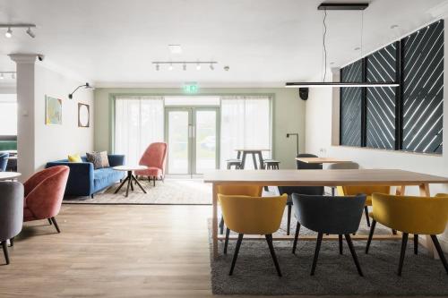 a living room with a table and chairs at Holiday Inn Derby/Nottingham by IHG in Derby