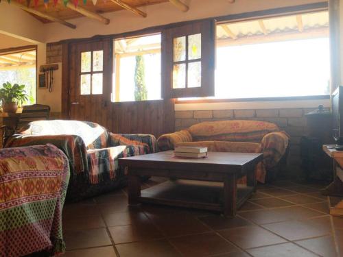 Sala de estar con 2 sofás y mesa de centro en El Refugio, Escape Rural, en Gámbita