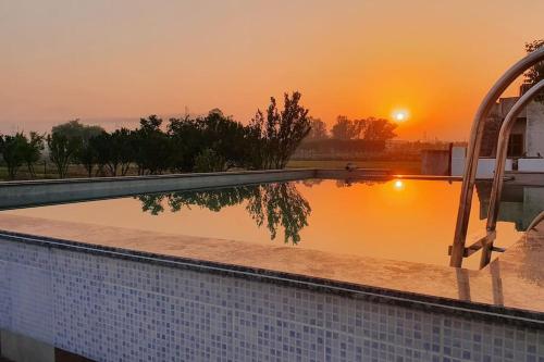 Bazen u ili blizu objekta Guru Organic Farms Stay with pool - Near Panipat