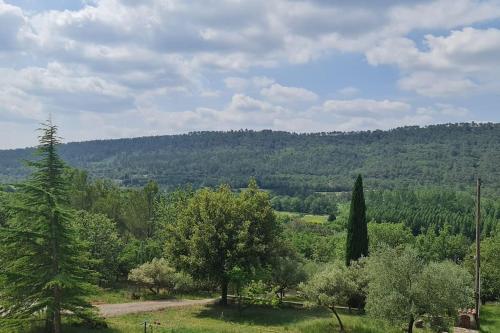 vistas a un campo con árboles y una montaña en Gîte Le Lion d'Or, en Brignoles