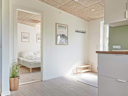 Zimmer mit einem Bett und einer Tür zum Schlafzimmer in der Unterkunft Holiday home Rønne VI in Rønne