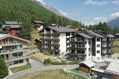 a group of apartment buildings in a mountain village at Stilvolles möbliertes Studio in Saas-Fee