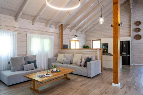 Гостиная зона в The Jordan River Villa by Travel Hotels Group