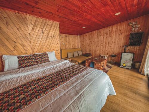 a bedroom with a bed and a wooden ceiling at Costa Azul Ecolodge in Aquitania
