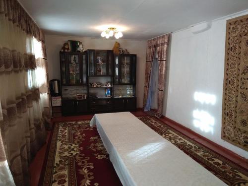 KyzartにあるSong-Kul Kyzart, GH Aliaのリビングルーム(ベッド1台、窓付)