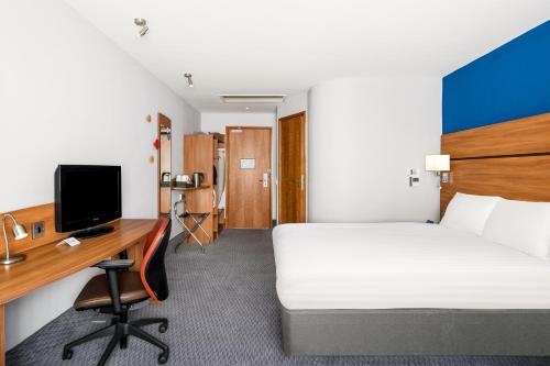 Μια τηλεόραση ή/και κέντρο ψυχαγωγίας στο Holiday Inn Express Braintree by IHG