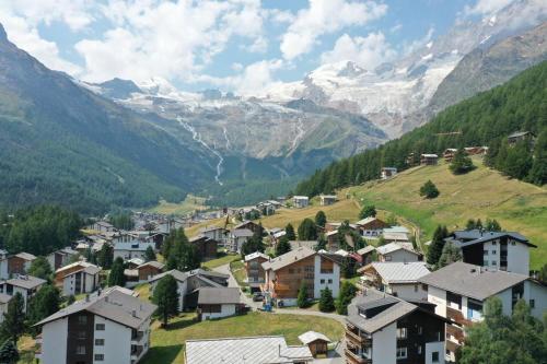 a village in a valley with mountains in the background at Stilvolles möbliertes Studio in Saas-Fee