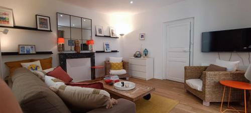 TV a/nebo společenská místnost v ubytování Villa Barriere - Maison a 25m de la Grande plage