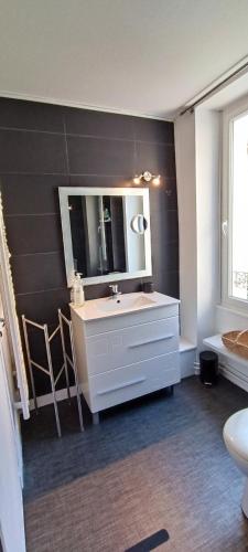 une salle de bain avec un lavabo blanc et un miroir dans l'établissement Villa Barriere - Maison a 25m de la Grande plage, à Les Sables-dʼOlonne