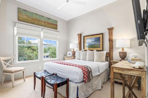 聖羅莎海灘的住宿－Ave 30A by Coastal Dreamin，卧室配有一张白色大床和一张书桌