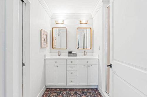 聖羅莎海灘的住宿－Ave 30A by Coastal Dreamin，白色的浴室设有水槽和两面镜子