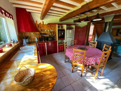 - une cuisine et une salle à manger avec une table et des chaises dans l'établissement Le Mesnil Champêtre, à Ouville-la-Rivière