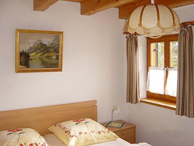 um quarto com uma cama e uma janela em Ferienwohnung Diechtler em Ruhpolding