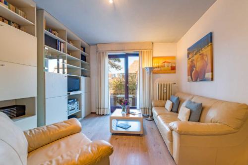 ein Wohnzimmer mit einem Sofa und einem Tisch in der Unterkunft Max in Wenningstedt-Braderup