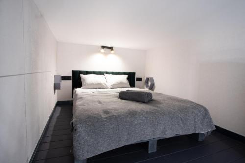 una camera da letto con un letto con una coperta grigia di Dream Aparts - Piotrkowska 126 a Łódź