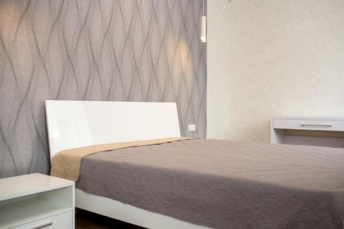 ein kleines Schlafzimmer mit einem Bett und einem Tisch in der Unterkunft 2 room apartment in the center of Poltava in Poltawa
