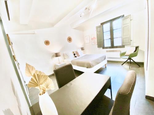 uma sala de estar branca com uma cama e uma mesa em CASAJOY, LGLL2, Aix en Provence em Aix-en-Provence