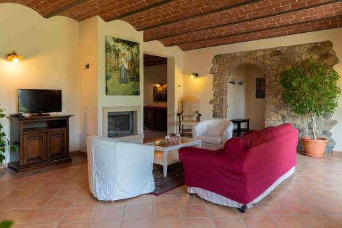 a living room with two chairs and a tv at Agriturismo Scaforno Vacanze in Castelnuovo della Misericordia