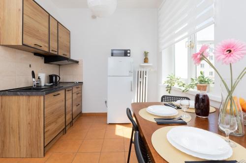 Η κουζίνα ή μικρή κουζίνα στο Gdynia Centrum Apartament Abrahama 15 minut pieszo od Plaży Miejskiej by Noclegi Renters